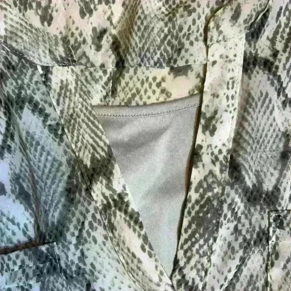 Apt. 9 Sheer Women Blouse Snake Print Gray, V Neck, Size L 3/4 Roll Tab Sleeve - Picture 7 of 8